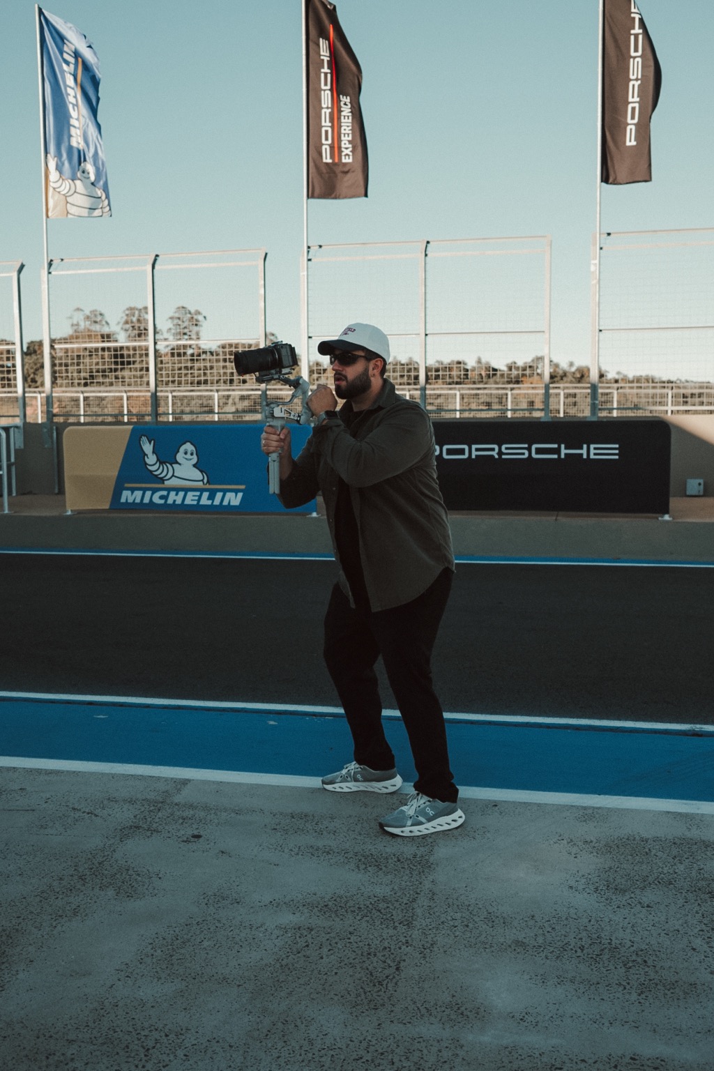 Fábio Ferreira filmando com a câmera nas mãos no Porsche Experience