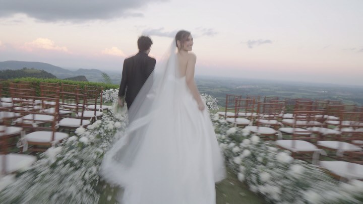 Meu primeiro casamento. Minha primeira vez com a Nikon ZR. E decidi gravar tudo em RED RAW. 🎥 Talvez não fosse o cenário mais seguro para testar tanta coisa pela primeira vez… mas